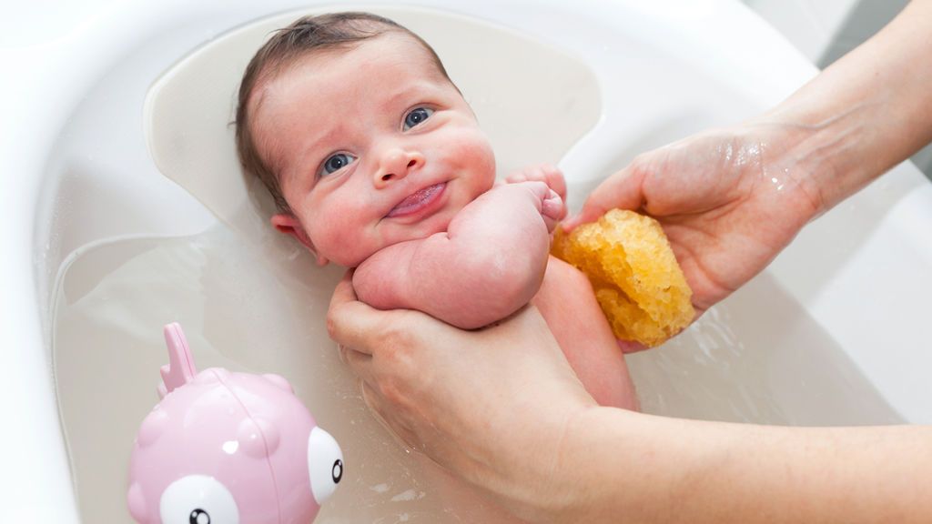 Первые водные процедуры: что нужно знать о купании ребенка в 1 месяц?