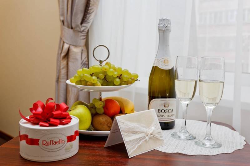 Что пьют на день рождения. Стол с шампанским и фруктами. Шампанское и закуски. Шампанское и фрукты. Вино шампанское.