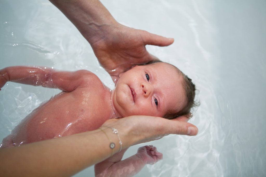 Можно ли купаться в одной ванне вместе с новорожденным? мнение врачей и мамочек. — 123ru.net