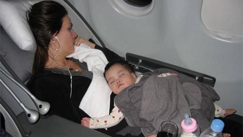 Как лететь в самолете с грудным ребенком