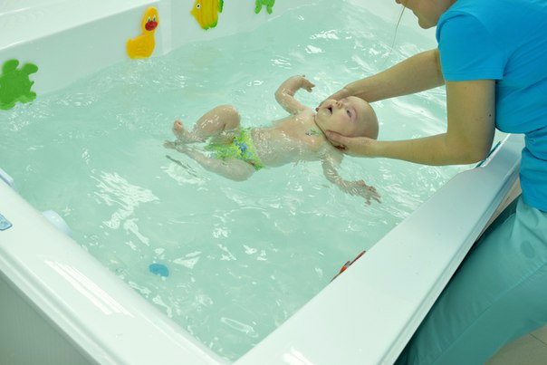 Полезно ли плавание для грудничков в ванне? обучение и советы