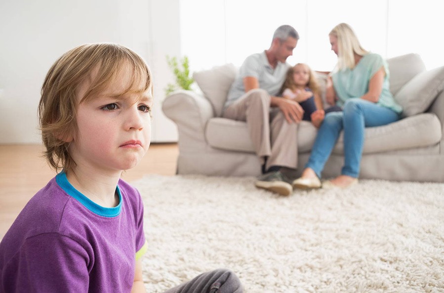 Cтарший ребенок ревнует к младшему: 8 советов в помощь