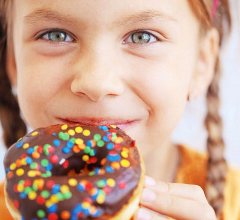 Можно ли детям сладкое и как правильно начинать давать шоколад?