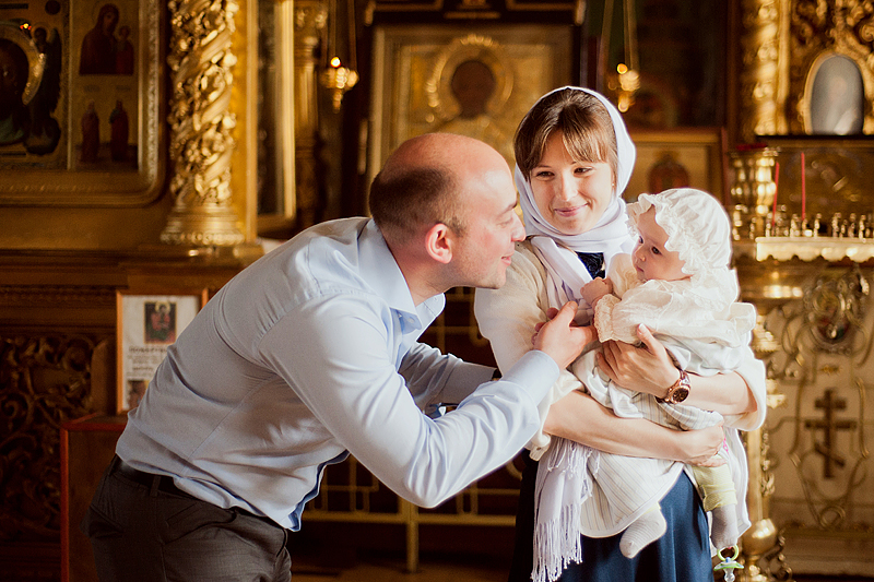 Можно крестить ребенка на пасху. Крестины ребенка. Крещение младенца. Фотосессия с крестными родителями. Крещение Крестные.