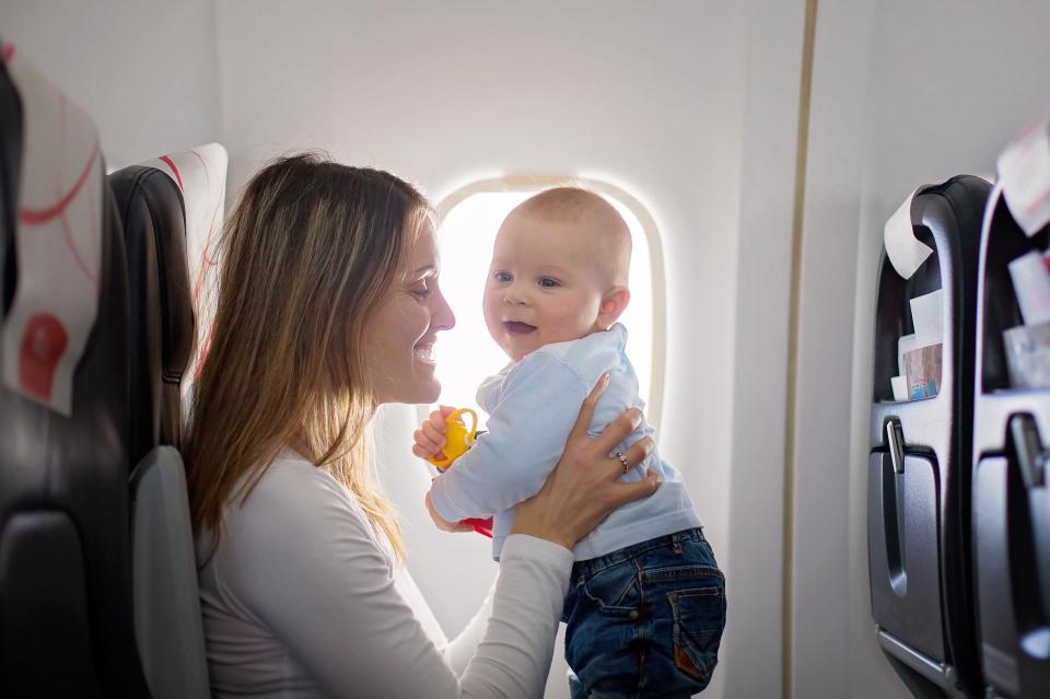 Правила перевоза детей в самолете и их вещей