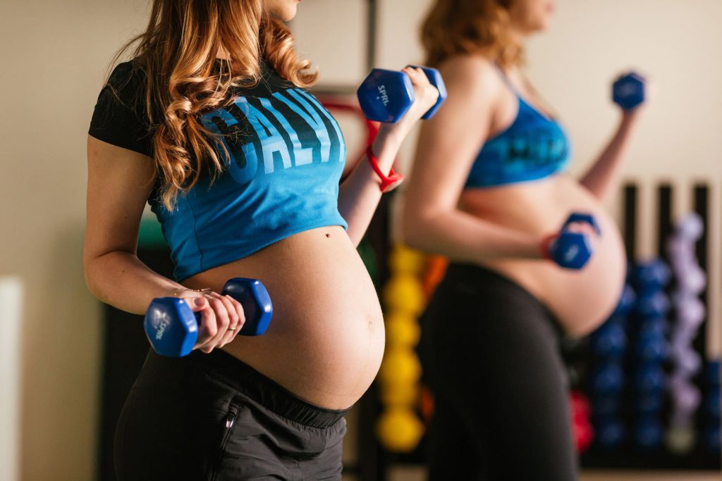 Тренировка для беременных в домашних условиях: какие упражнения из фитнеса и гимнастики подойдут для занятий дома