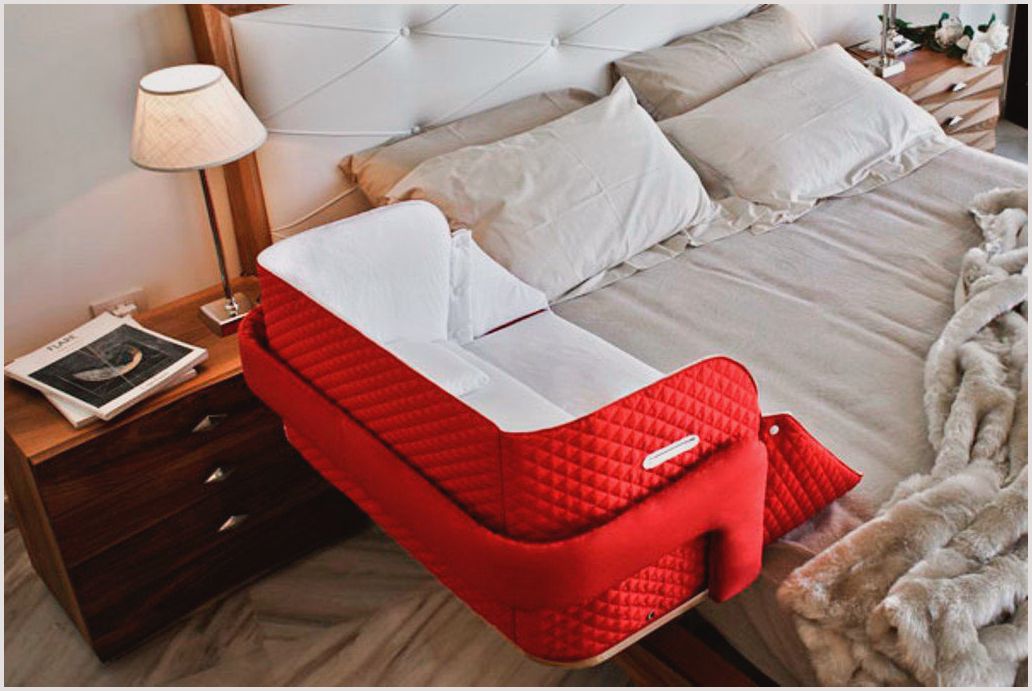 Люлька на полу. Прикроватная кроватка. Приставная кроватка для новорожденных. Люлька приставная к кровати. Прикроватная кровать для ребенка.