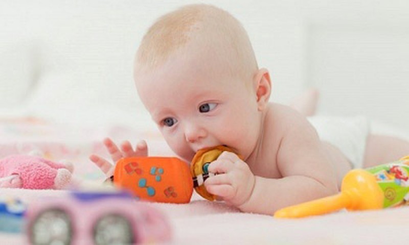 Первые игрушки малыша - какие нужны игрушки для новорожденных и грудничков