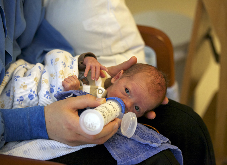 Способы, как из шприца накормить новорожденного, с пальцем и без, последствия