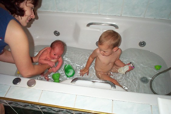 Совместная ванна с малышом: за и против