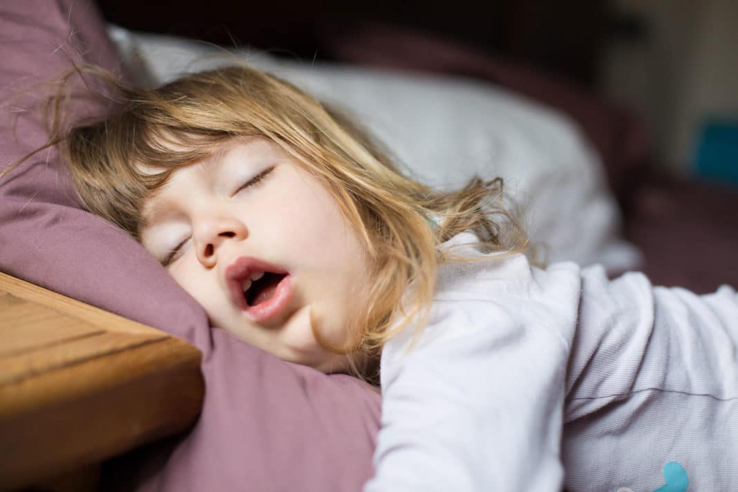 Почему ребенок засыпает с истерикой: как отучить?