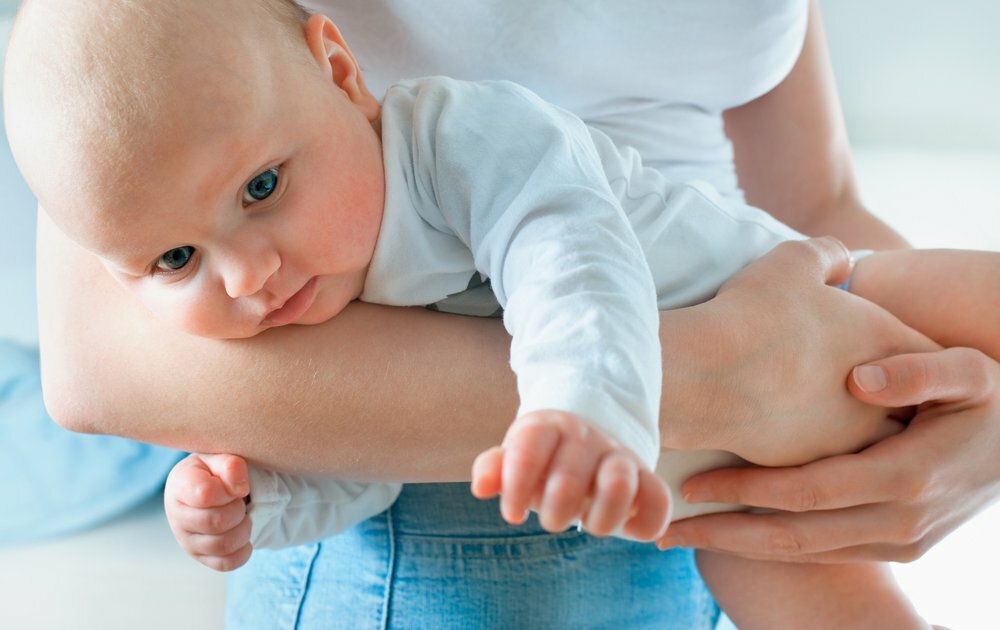 Газики у новорожденного – как помочь грудничку и что делать?