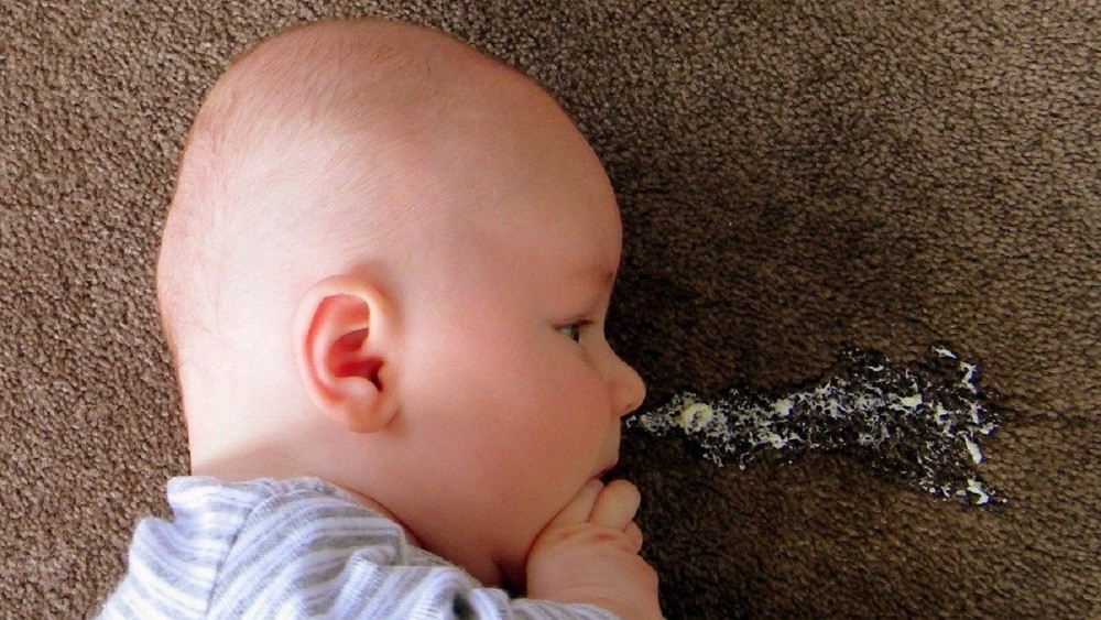 Срыгивание фонтаном у ребенка: почему срыгивает после кормления грудным молоком