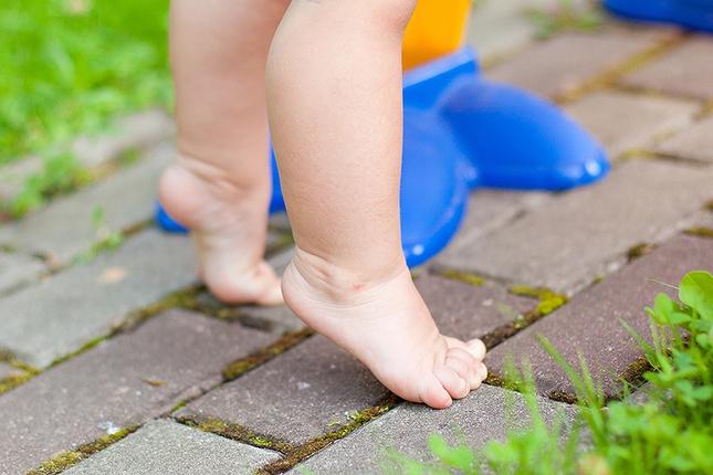 Ребенок в 1 год ходит на носочках, причины почему годовалый малыш стал иногда ходить на носочках