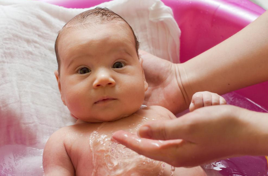 Как часто нужно мыть голову новорожденному ребенку и какие средства выбрать