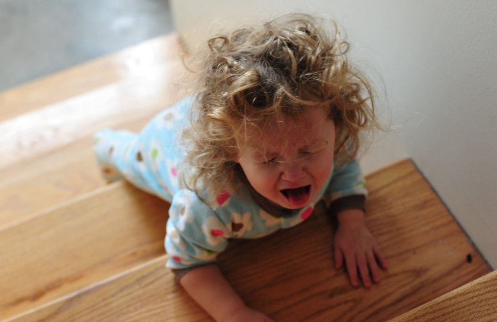 Что делать, если ребенок просыпается ночью с истерикой, причины? советы врача