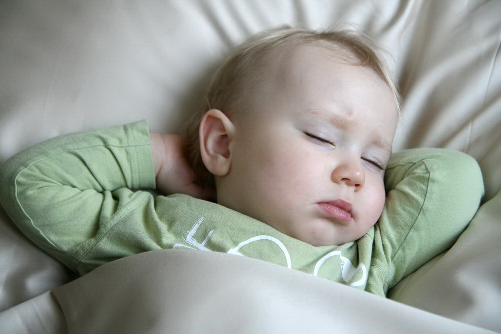 Ребенок сильно плачет перед сном: возможные причины, как помочь