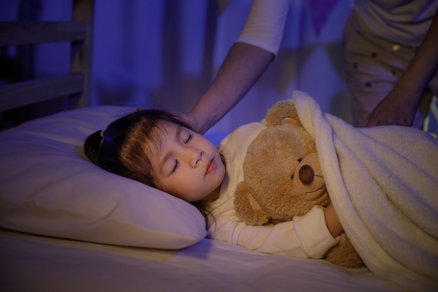 Как уложить ребенка спать – лучшие способы и советы как правильно и быстро заставить спать малыша. основные правила, которые помогут родителям быстро уложить спать новорожденного малыша днем и ночью