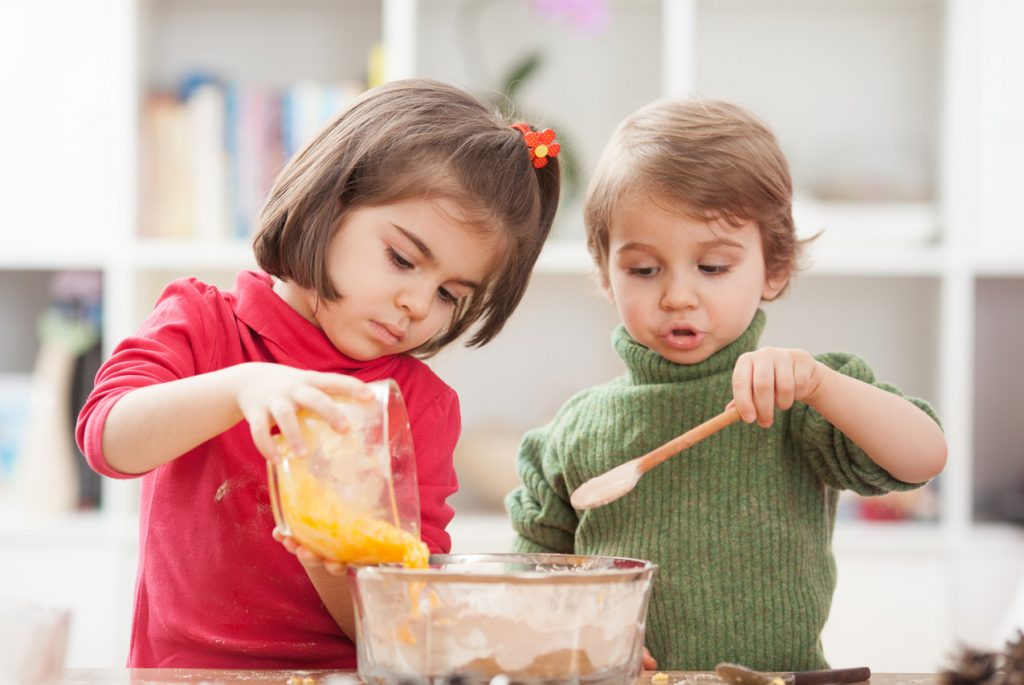 Дети на кухне. играем или учим готовить?