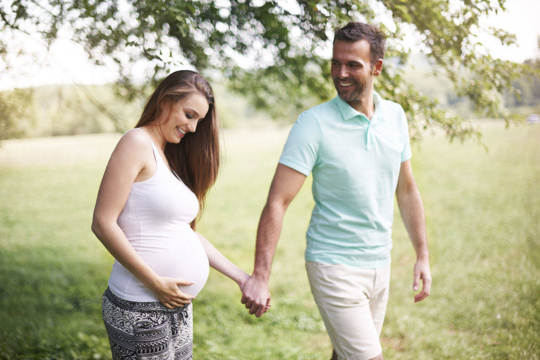 Здоровье беременной: сколько гулять будущей маме зимой