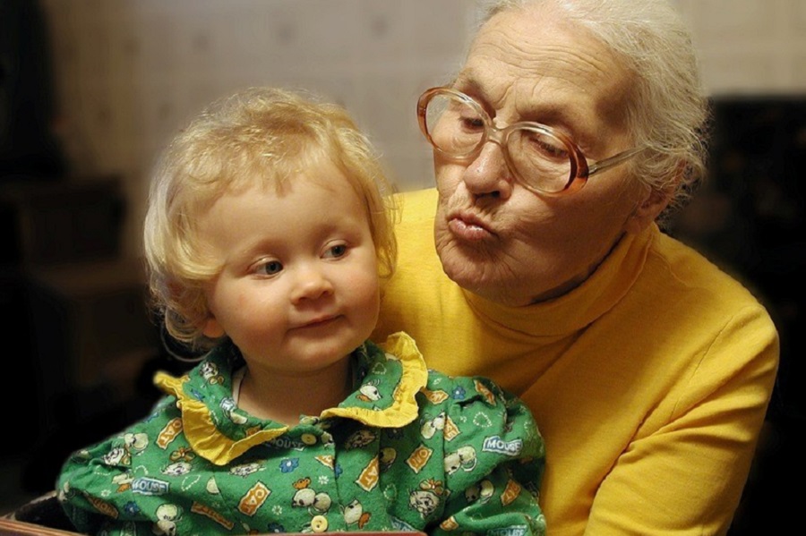 8 причин, почему воспитание ребенка нельзя отдавать бабушке