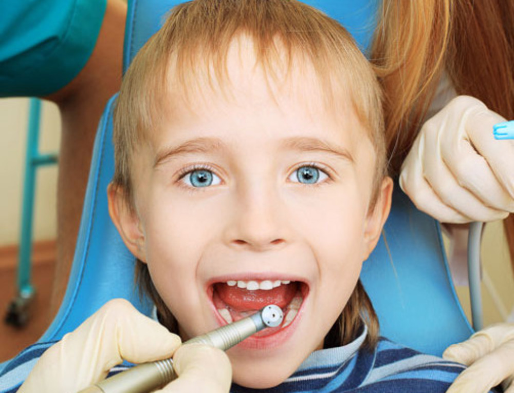 Симптомы при прорезывания зубов, возможные осложнения и их лечения
