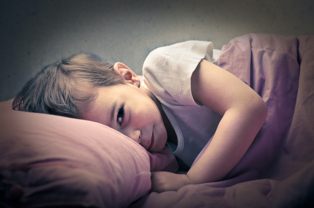 Ребенок просыпается ночью с истерикой и плачет: причины