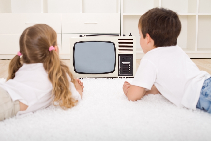 Со скольки лет ребенку можно смотреть телевизор?