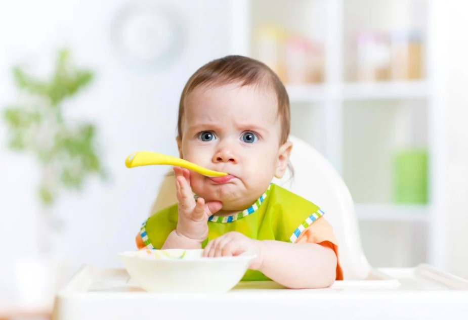 Как научить ребенка самостоятельно кушать ложкой?