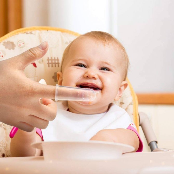 Когда начинать ребенку чистить зубы и как это делать правильно