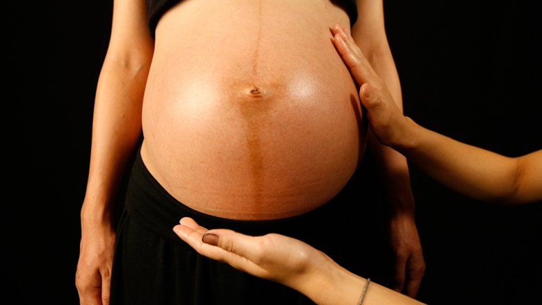 Волосы на животе при беременности: почему появляются и приметы, что делать