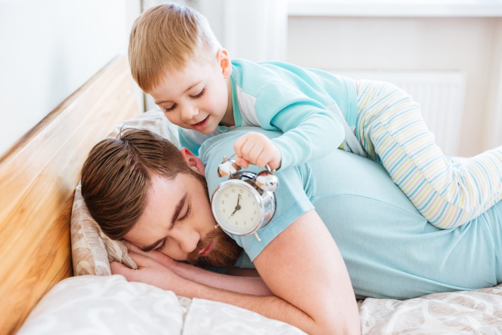 Как разбудить ребенка утром? рецепты легких пробуждений
