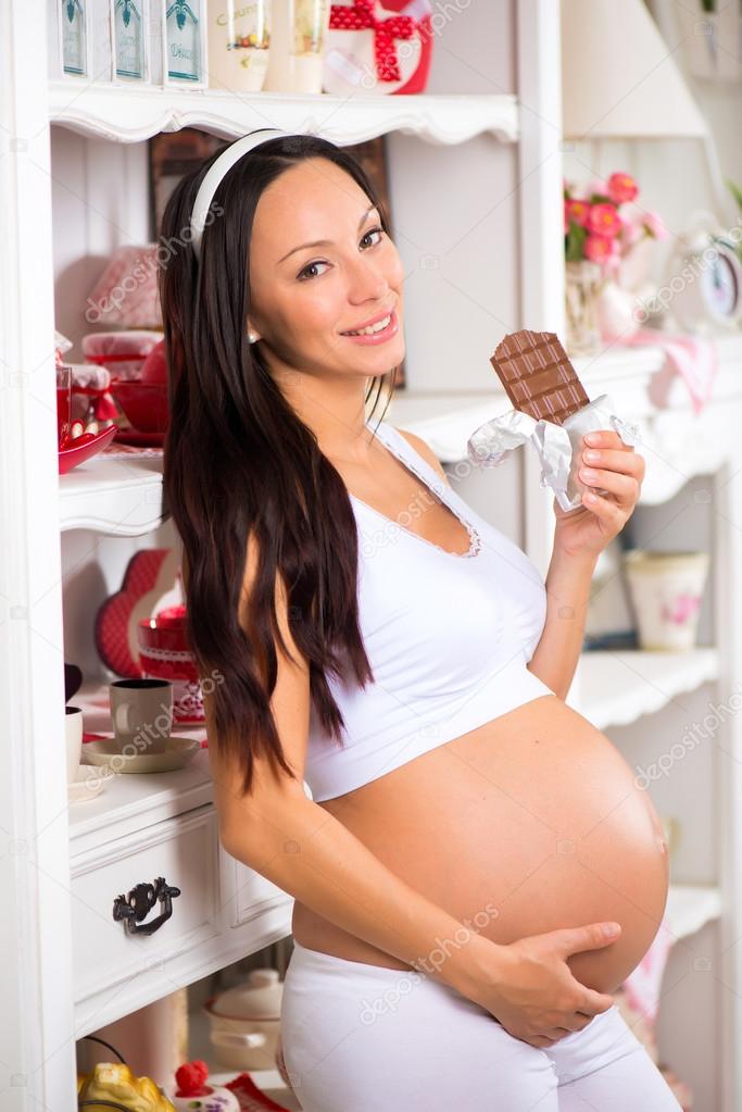 Польза и вред шоколада во время беременности