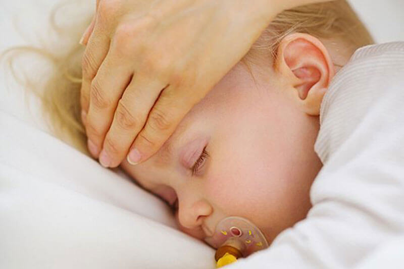 Если ребенок заразился от мамы простудой. может ли грудничок заразиться от мамы или другого ребенка, как его уберечь