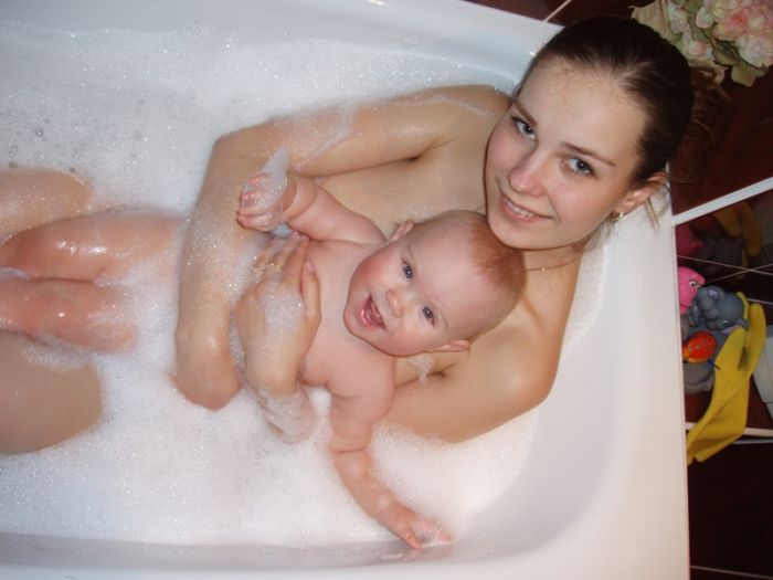 Как купать грудничка в большой ванной: как правильно проводить первую водную процедуру для 6-месячного ребенка, а также когда можно это делать новорожденному малышу?
