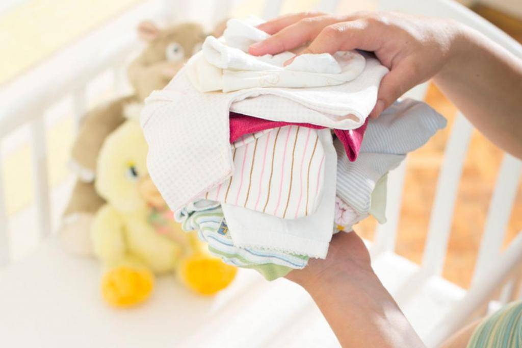 Как и чем стирать детские вещи — средства и правила стирки