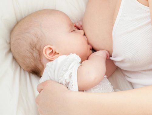 Почему плачет ребенок во время кормления грудью почему плачет ребенок при кормлении