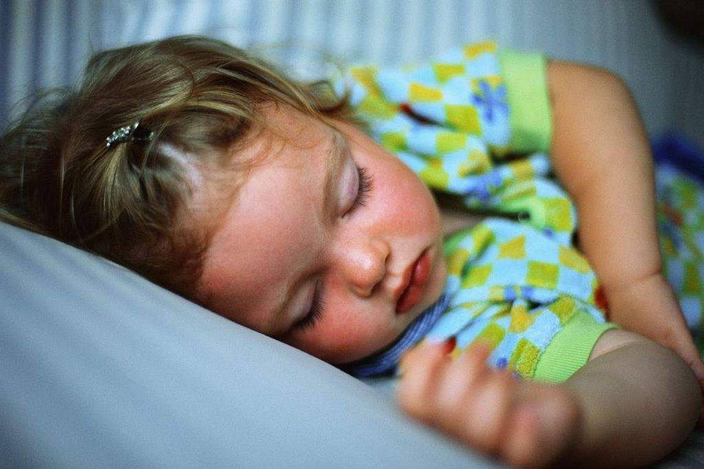 Почему ребенок плачет во сне и не просыпается: что делать и как помочь