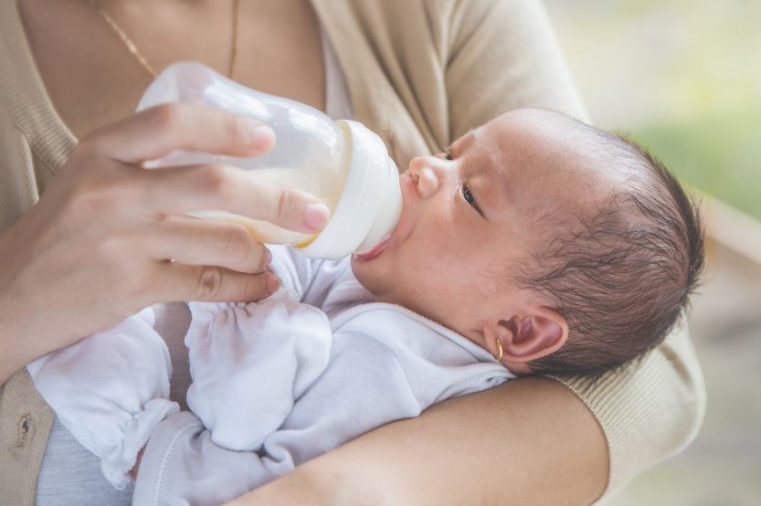 Почему ребёнок срыгивает после кормления смесью или молоком
