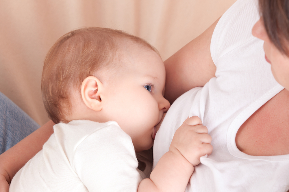 До скольки можно кормить ребенка грудным молоком?