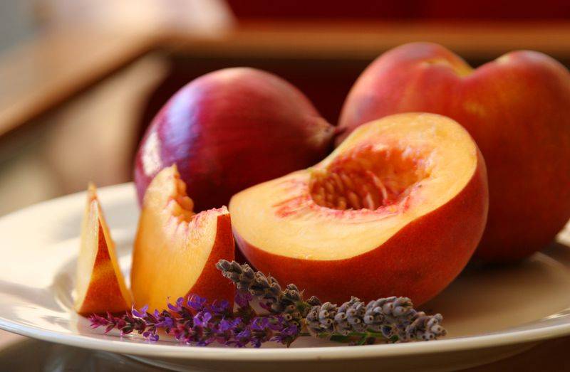 Давать ли ребенку персики — непростые для детского организма фрукты