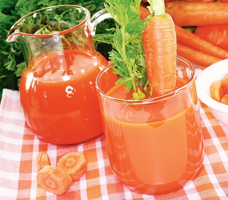 Сок при температуре можно. Морковный сок для детей. Сок морковный витаминный. Морковный сок для похудения. Морковный сок от запора.