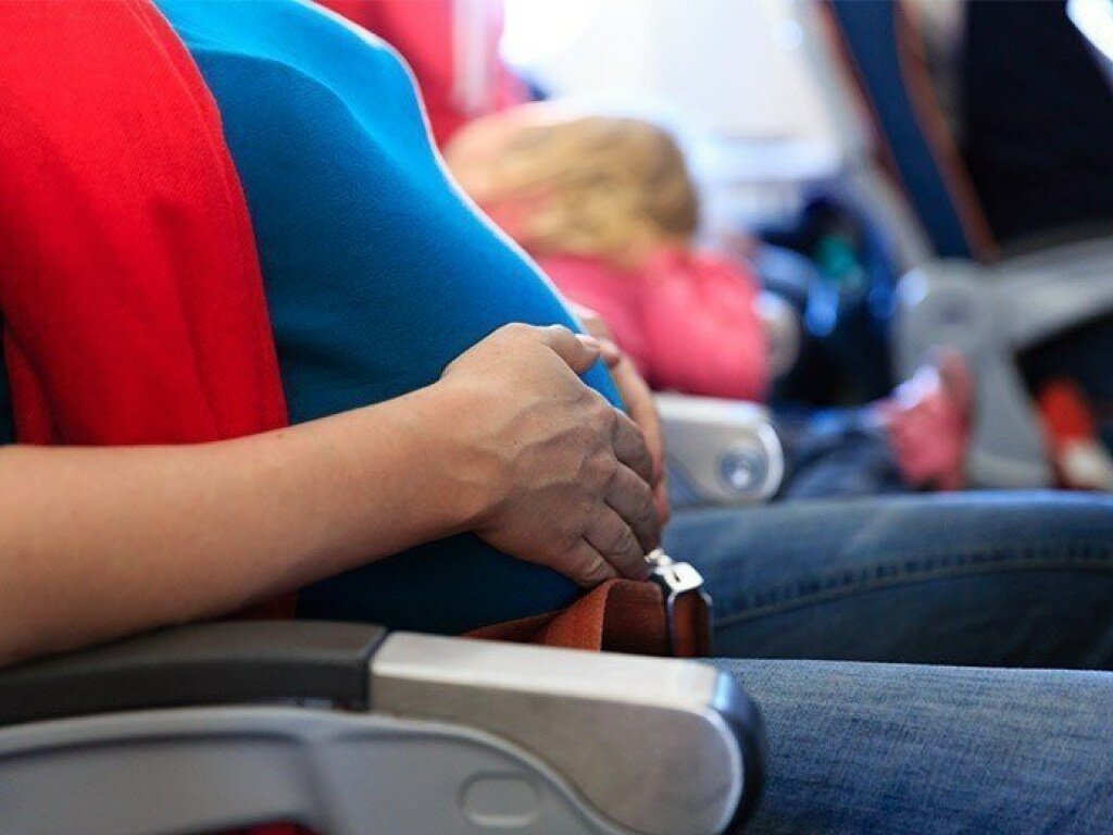 Можно ли беременным летать на самолете: до какого срока разрешены перелеты
