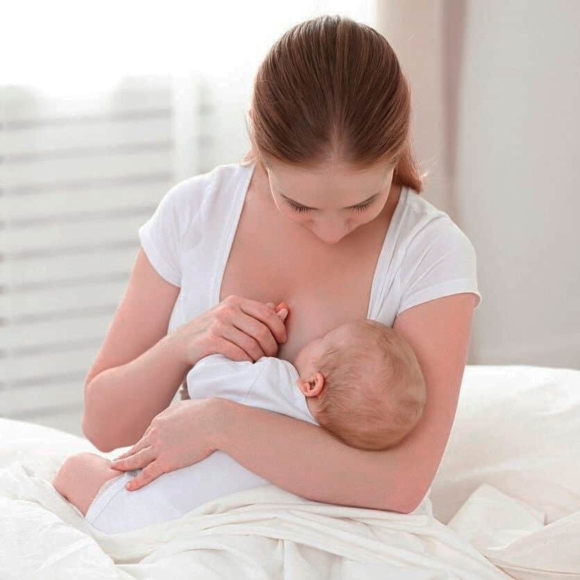 Сколько по времени кормить новорожденного грудным молоком?