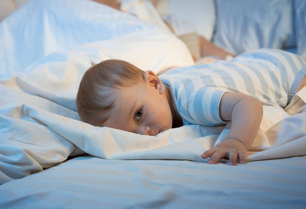 Ребенку месяц и он плохо спит днем (причины)