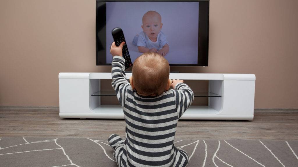 Можно ли смотреть телевизор грудным детям, с какого возраста можно смотреть телевизор ребенку и другие особенности