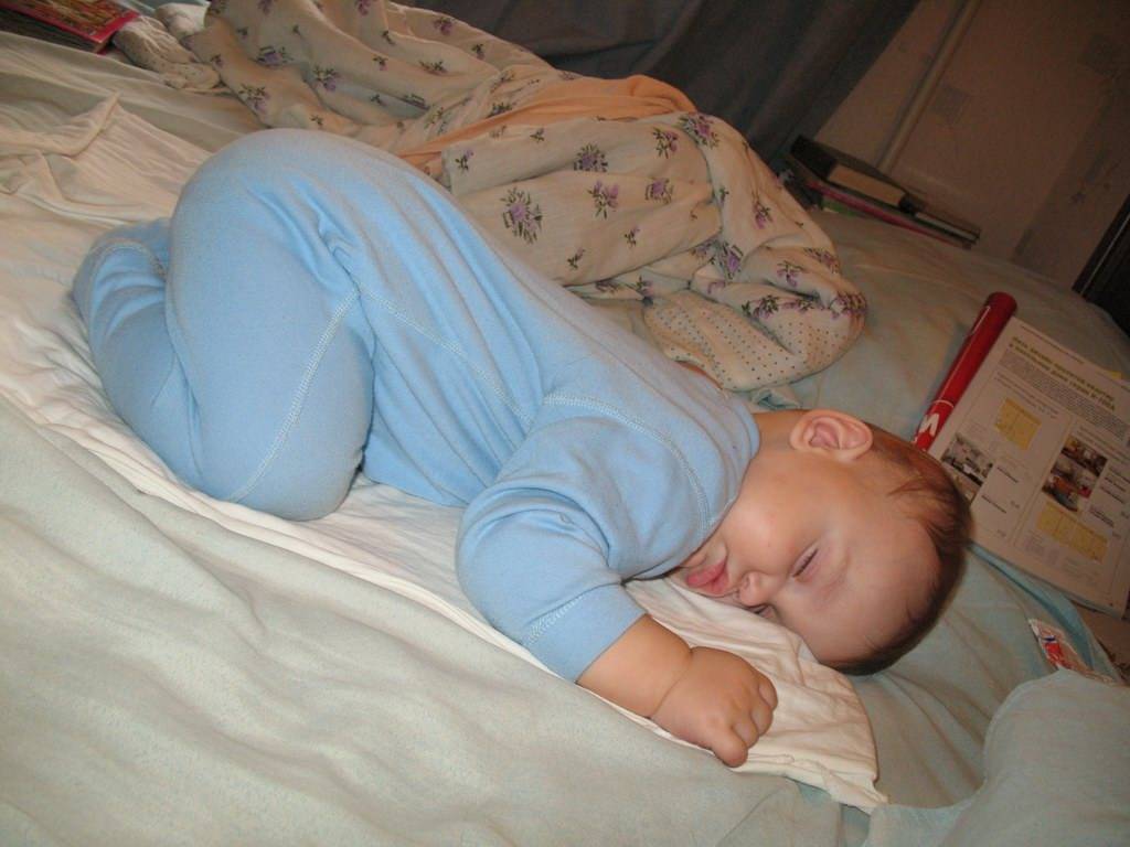 Ребенок во сне ползет и просыпается, есть идеи?