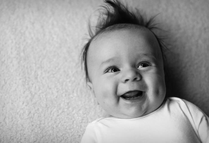 Первая улыбка малыша: когда ребенок начинает улыбаться осознанно