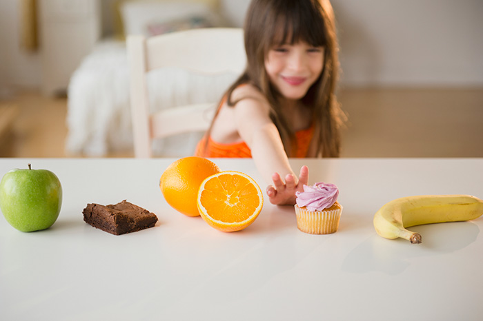 8 советов, как отучить ребенка бросать вещи, предметы и еду