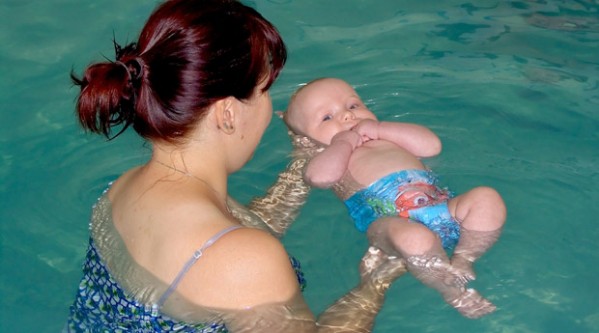 Можно ли купаться в одной ванне вместе с новорожденным? мнение врачей и мамочек